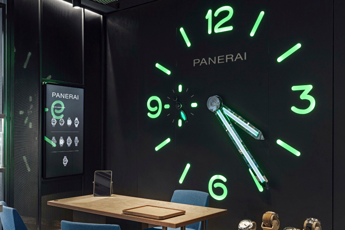 Ceas de perete strălucitor în showroom-ul emblematic al mărcii Panerai