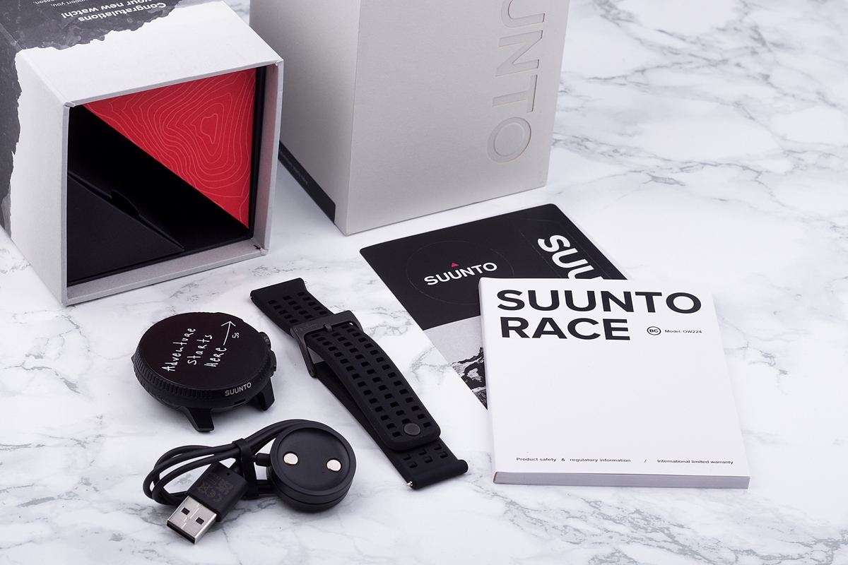 Conținutul cutiei ceasului sport Suunto Race