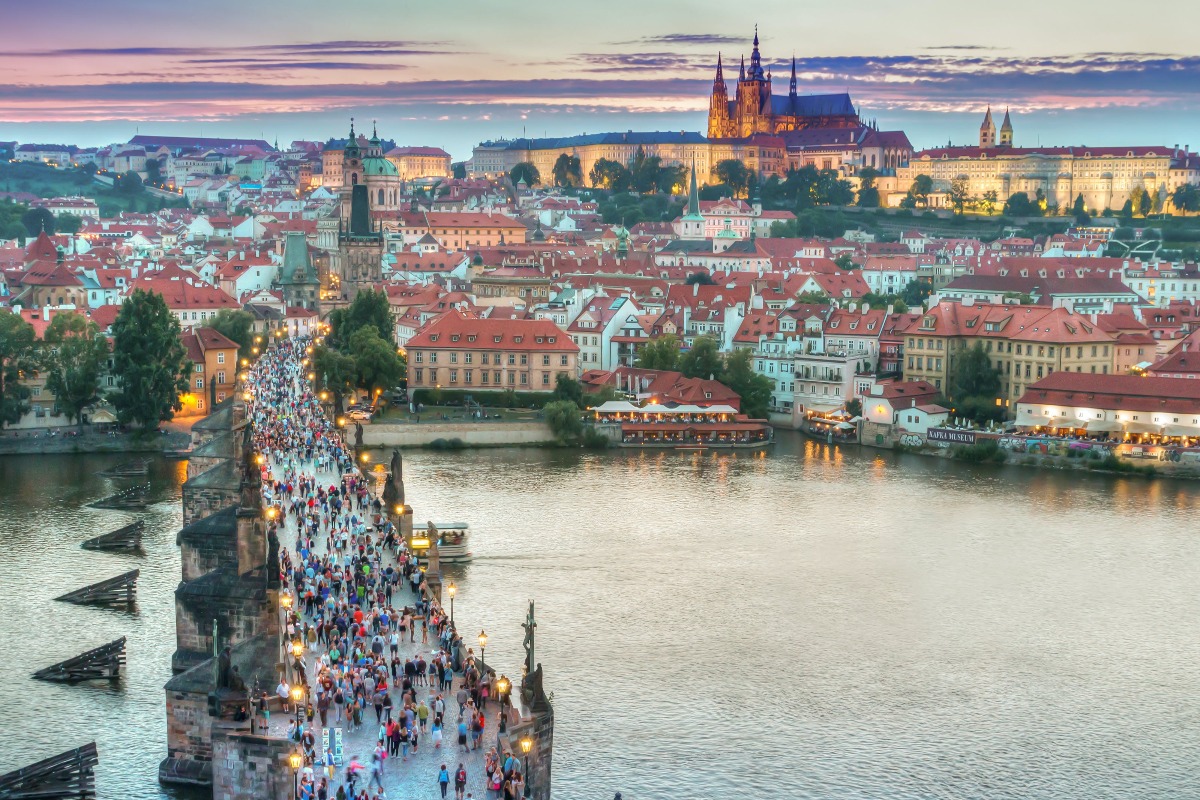 Vedere a orașului Praga și a Podului Carol al IV-lea